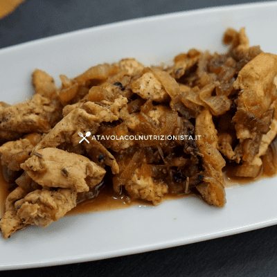 petto di pollo e cipolle