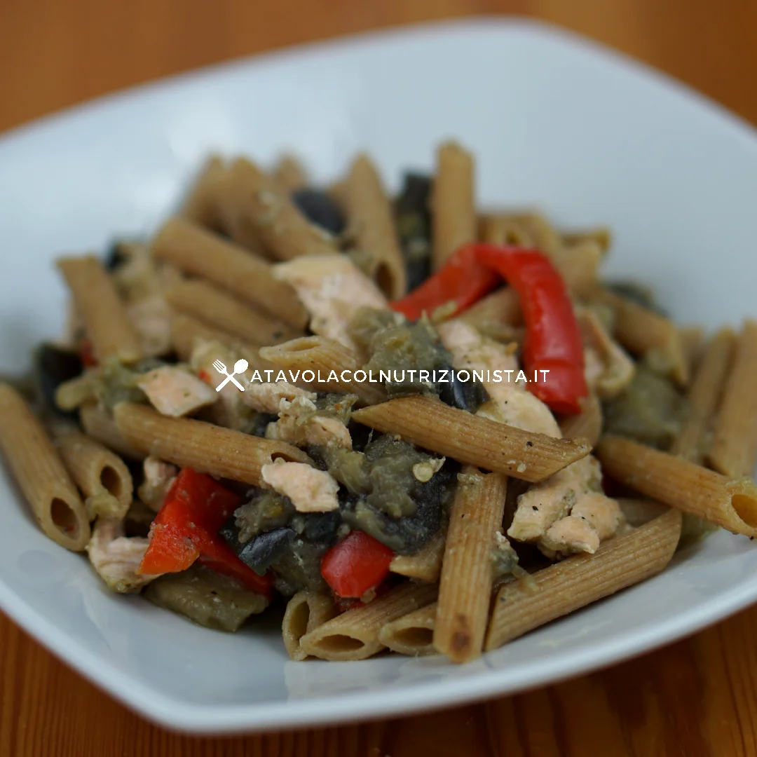 Pasta integrale con salmone, melanzane e peperoni