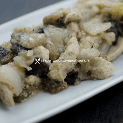 Straccetti di pollo con melanzane e cipolle