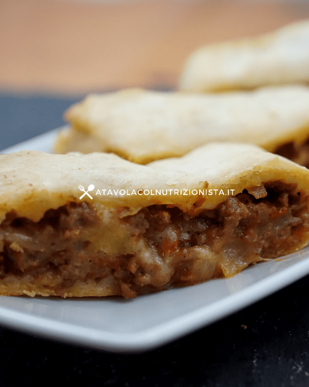 Pizza ripiena con macinato e pomodoro