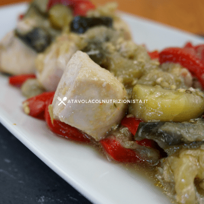 bocconcini di pollo con melanzane e peperoni