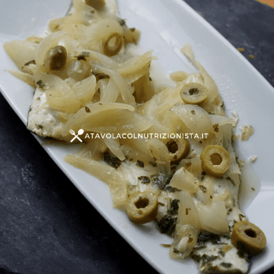Filetto di branzino con cipolle e olive