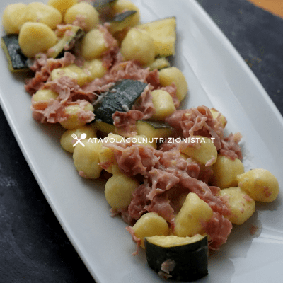 Gnocchi di patate con zucchine e prosciutto cotto e crema di yogurt greco