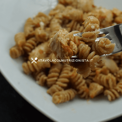 Pasta integrale con pollo e pomodoro