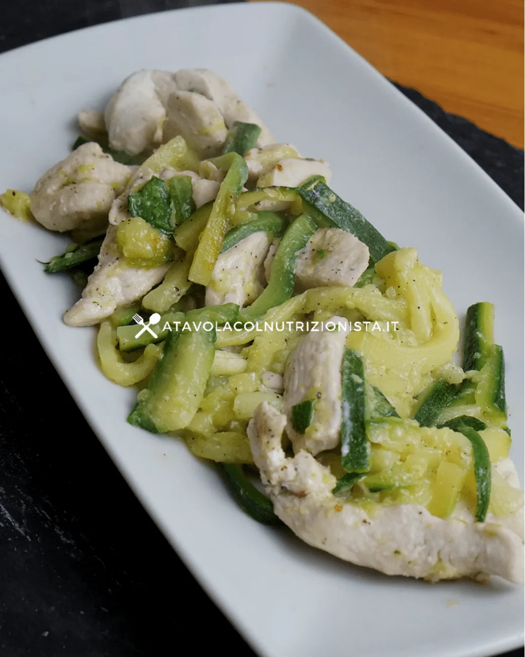 Pollo cremoso con zucchine julienne