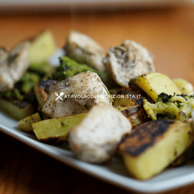 Bocconcini di pollo al forno con patate e broccoli
