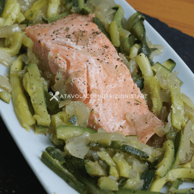 filetto di salmone con zucchine julienne