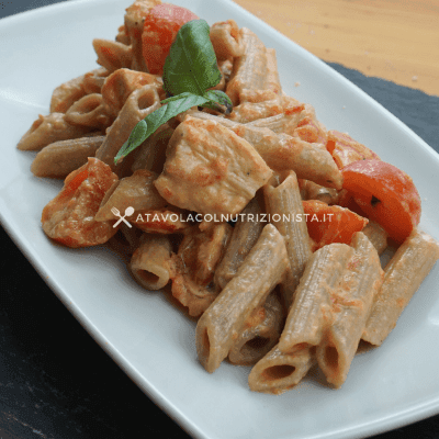 pasta integrale pollo pomodorini e crema di yogurt greco