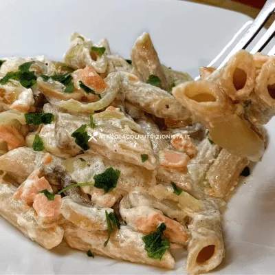 Pasta integrale al salmone con crema di yogurt greco