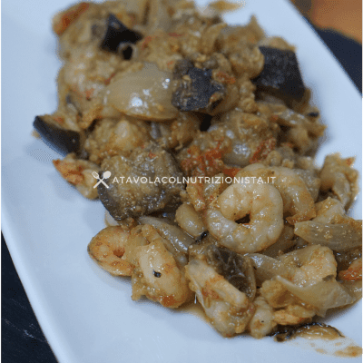 Gamberi con melanzane, pomodorini e cipolla