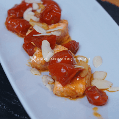 salmone pomodorini e scaglie di mandorle