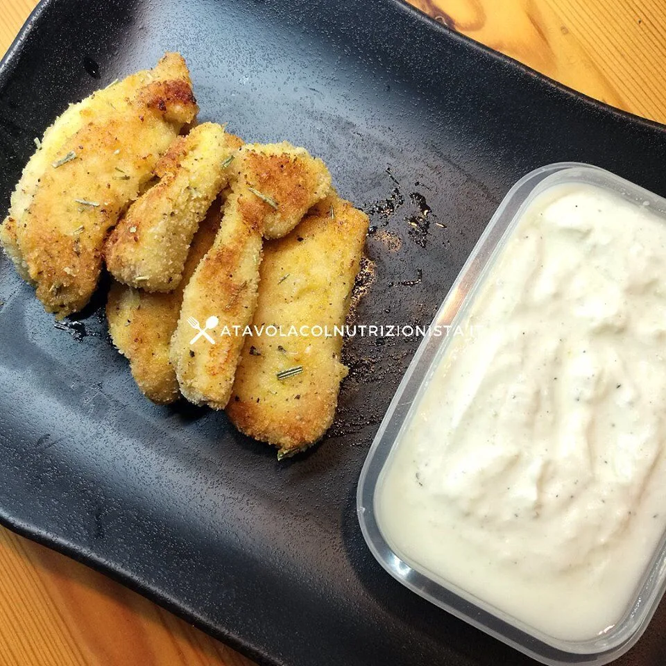 Bastoncini di Pollo al Forno con Salsa Tzatziki