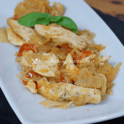 straccetti di petto di pollo cipolla e pomodorini