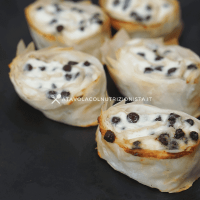 girelle di pasta fillo con ricotta e gocce di cioccolato