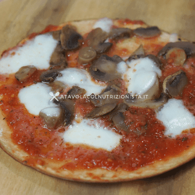 pizzetta di tortilla con funghi e mozzarella
