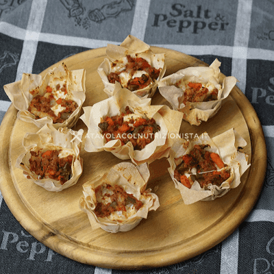 cestini di pasta fillo con carne e mozzarella