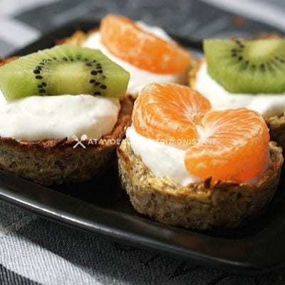 cestini di fiocchi di avena e albume con yogurt greco e frutta