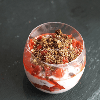 Il Dolce al Cucchiaio Light Fragole e Yogurt Greco una ricetta per un dolce al bicchiere super semplice, leggero e gustoso.