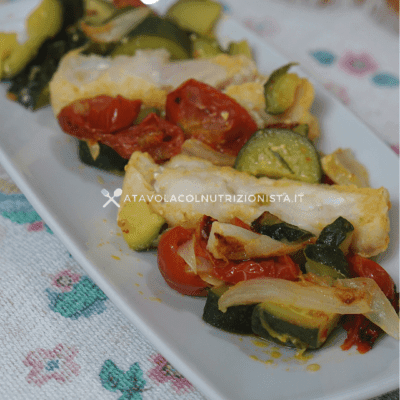 filetto di merluzzo zucchine pomodorini e cipolla