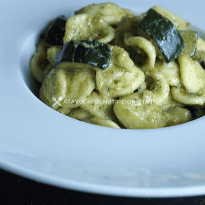 pasta con pesto e zucchine