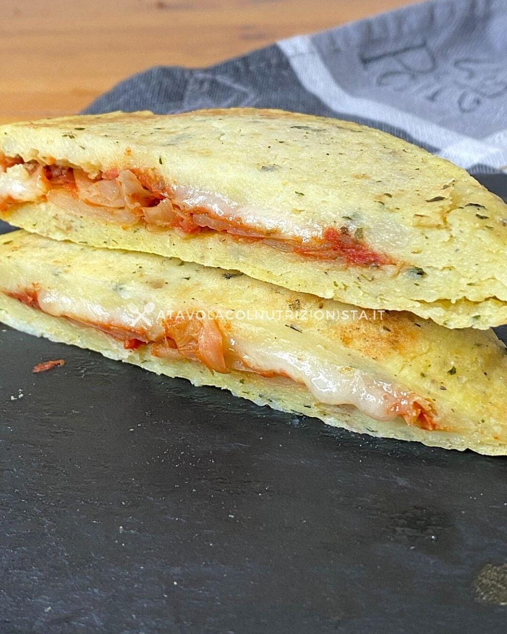 Sandwich di Patate dal Cuore Filante