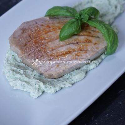 Filetto di Tonno su Crema di Ricotta e Basilico
