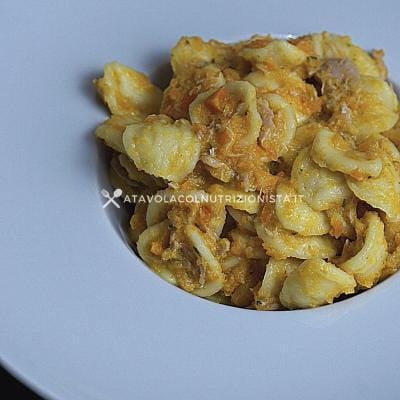 Pasta con crema di carote e tonno