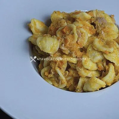 Pasta con crema di carote e tonno