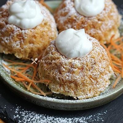 Ciambelline alle Carote con Crema di Yogurt Greco Senza Zuccheri Aggiunti, una ricetta per un dolce leggero e gustoso e con poche calorie