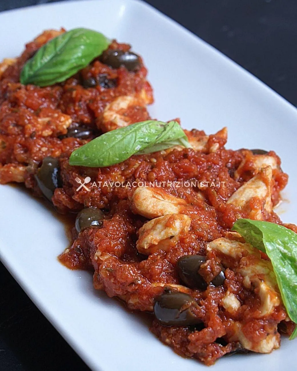 Petto di Pollo con Pomodoro e Olive Taggiasche