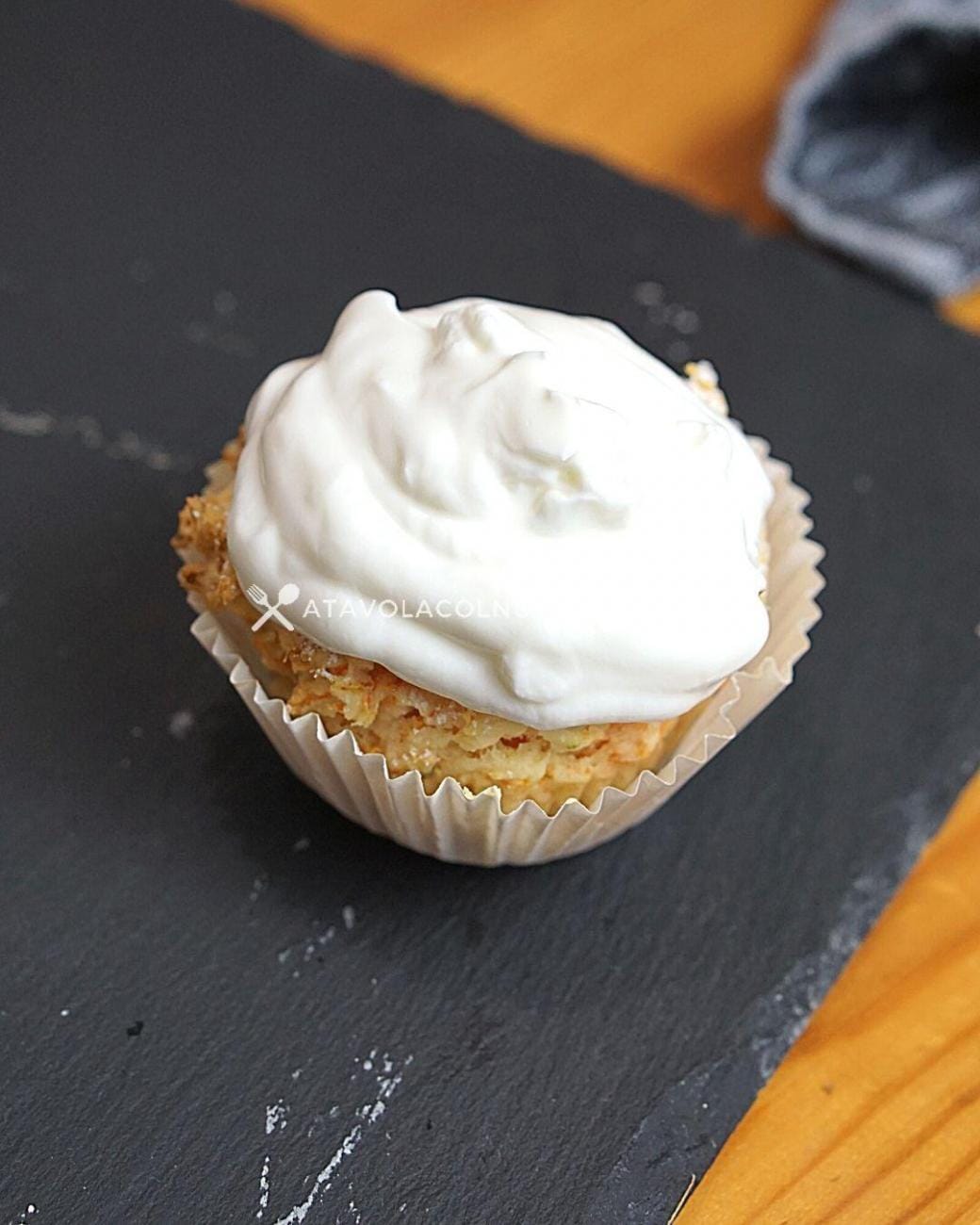 Cupcake alle Carote Senza Zuccheri Aggiunti con Topping di Crema di Yogurt Greco