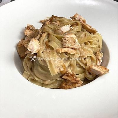 ricetta pasta con crema di salmone e cipolle