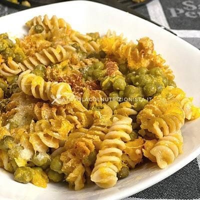 ricetta light pasta integrale al forno con zucca e piselli