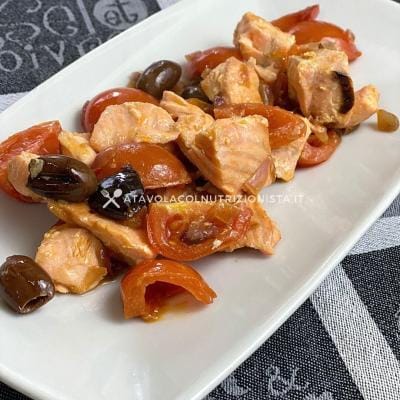 ricetta Filetto di Salmone con Olive e Pomodorini