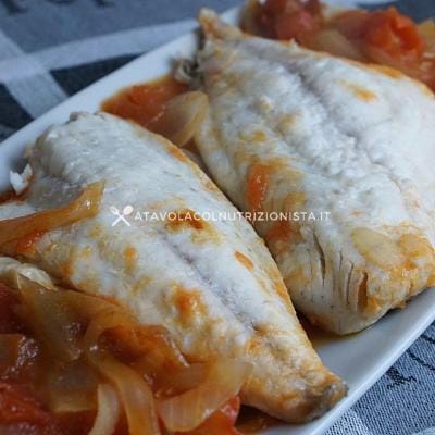 Filetto di Orata in Padella con Pomodoro e Cipolla