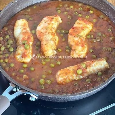 ricetta Filetti di Merluzzo e Piselli al Sugo
