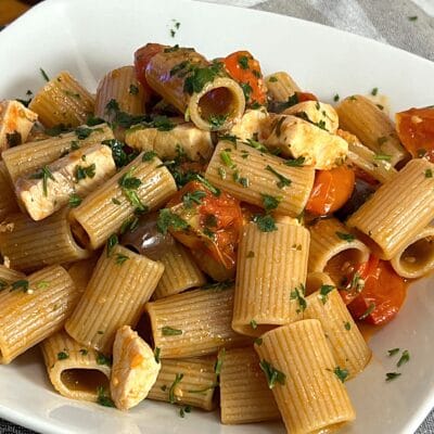Pasta con pesce spada e pomodorini e olive