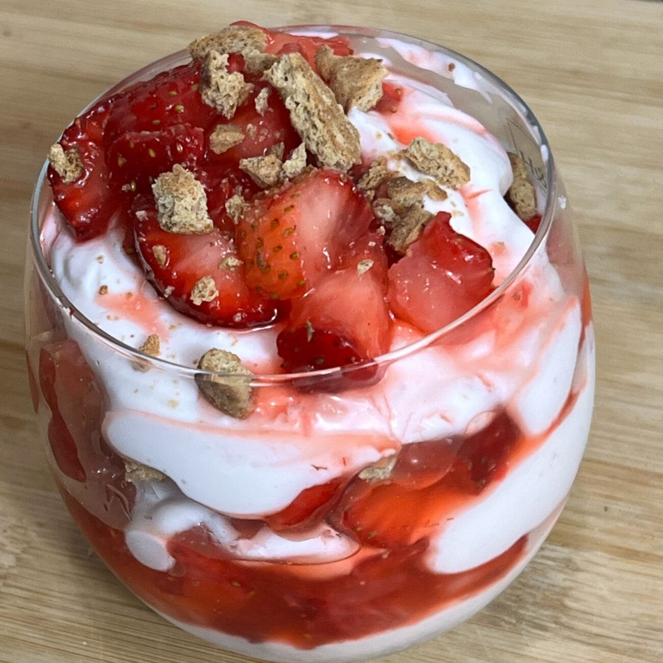 Dolce in Bicchiere con Fragole