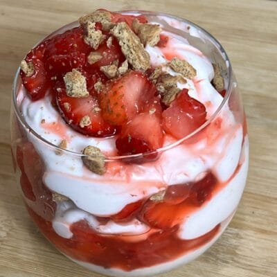 dolce in bicchiere con fragole