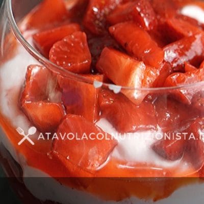 Dolce in Bicchiere con Fragole