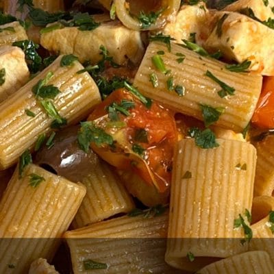 Pasta con pesce spada, pomodorini e olive
