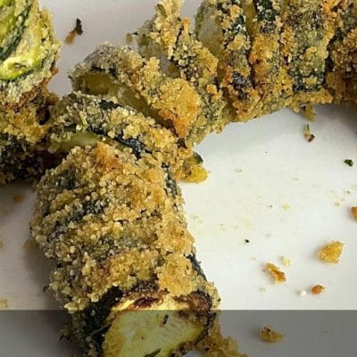 zucchine sfiziose su un piatto, contorno delizioso