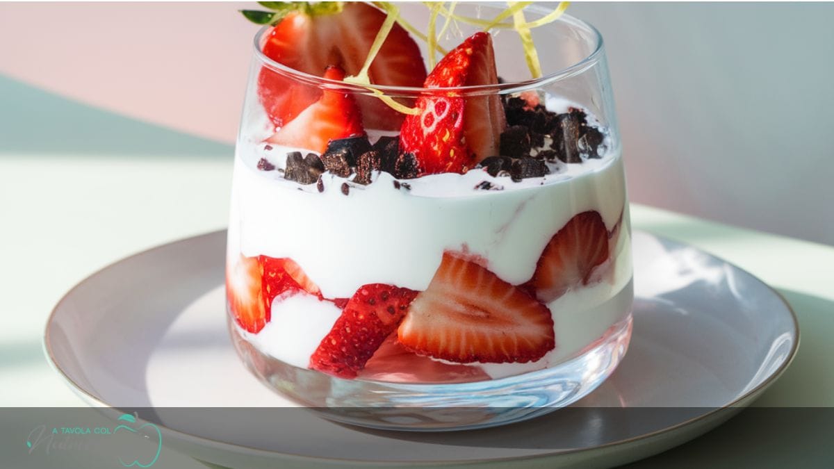 Dolce in Bicchiere con Fragole e Yogurt