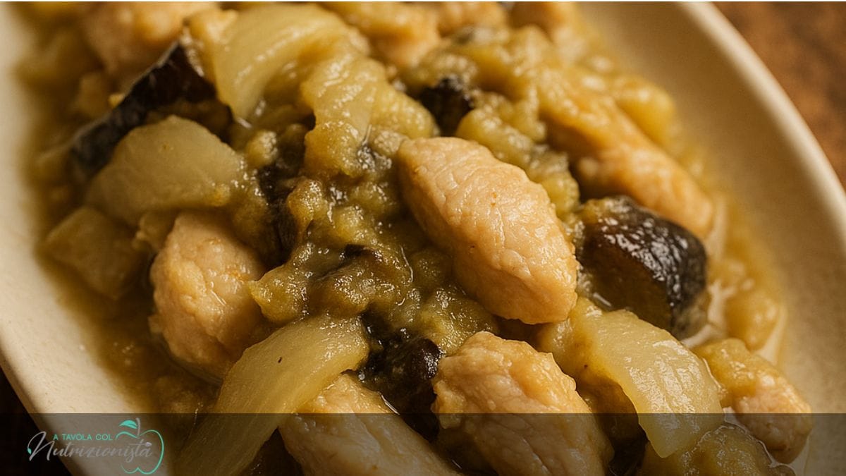 Straccetti di pollo con cipolle e melanzane