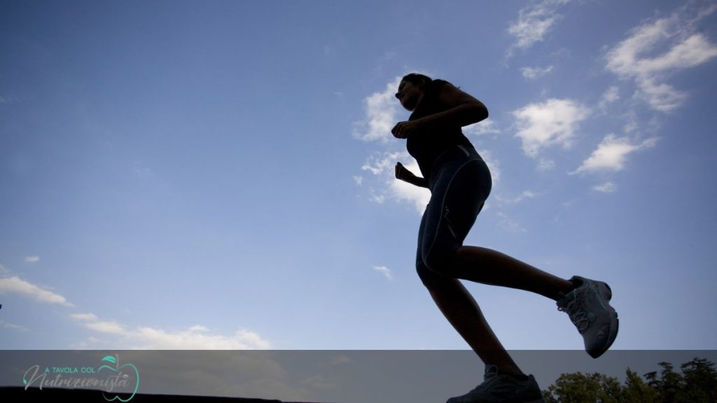Persona energica che corre al mattino immersa nella natura, simbolo di vitalità e benessere cellulare sostenuto da EnduNAD