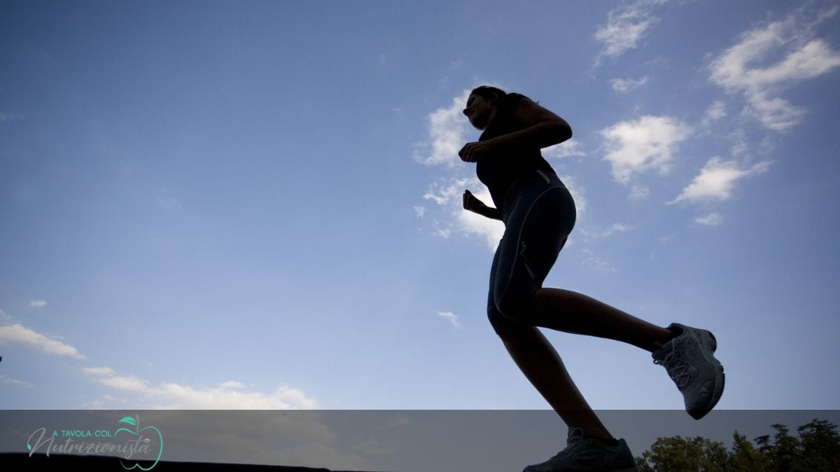Persona energica che corre al mattino immersa nella natura, simbolo di vitalità e benessere cellulare sostenuto da EnduNAD
