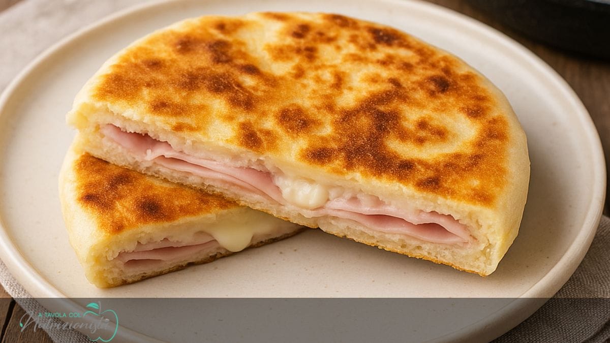 Focaccia in Padella Prosciutto Cotto e Formaggio